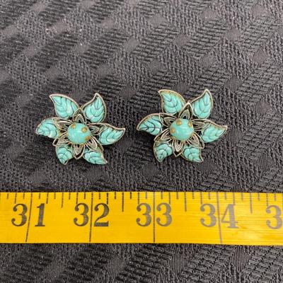 Vtg screw back Earrings