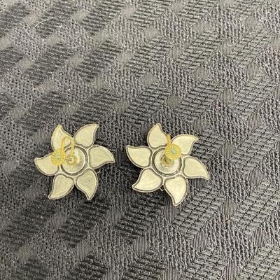 Vtg screw back Earrings