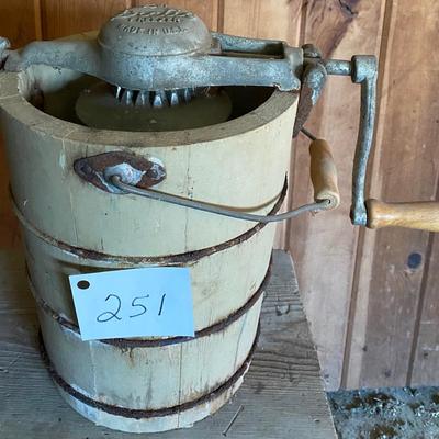 Vintage 2Qt Artic Freezer