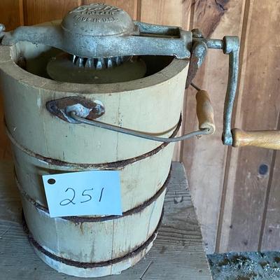 Vintage 2Qt Artic Freezer