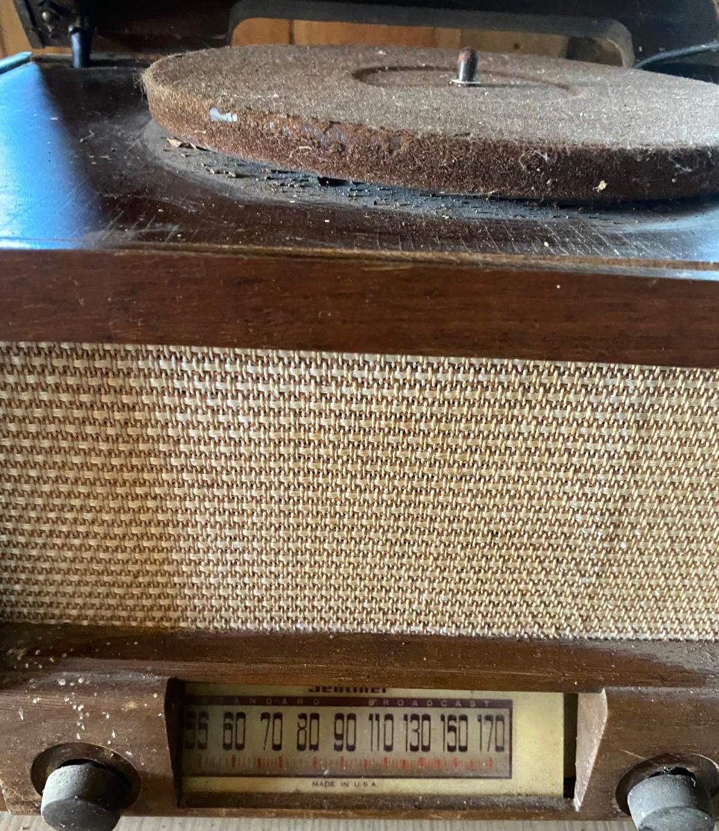 Vintage Sentinel Radio and Player | EstateSales.org