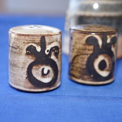 POTTERY CONDIMENT SET, HONEY JAR, SALT &  PEPPER, CREAMER AN SUGAR. HAND CRAFTED BLUES/BROWNS / EARTHTONE
