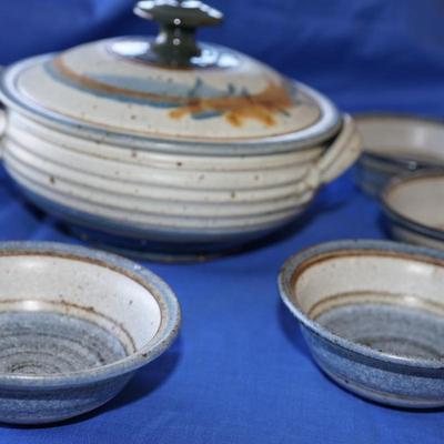 EXCELLENT CRAFTED SIDE DISH /SOUP TUREEN W/ 6 BOWLS HAND CRAFTED POTTERY IN EARHTONES