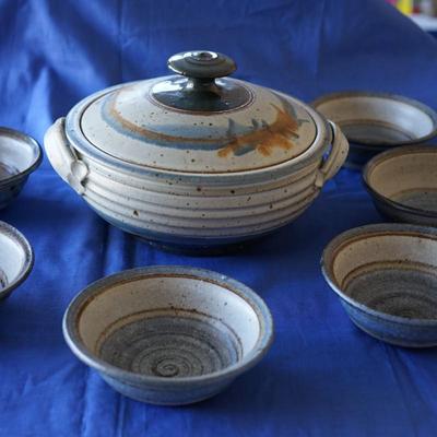EXCELLENT CRAFTED SIDE DISH /SOUP TUREEN W/ 6 BOWLS HAND CRAFTED POTTERY IN EARHTONES