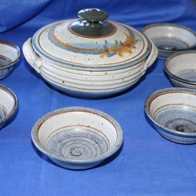 EXCELLENT CRAFTED SIDE DISH /SOUP TUREEN W/ 6 BOWLS HAND CRAFTED POTTERY IN EARHTONES