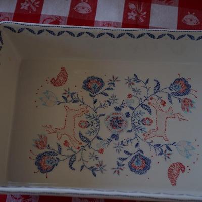 CERAMIC KITCHEN FOLK ART STYLE CASSEROLE DISH WITH 6 RAMEKINS