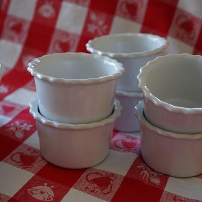 CERAMIC KITCHEN FOLK ART STYLE CASSEROLE DISH WITH 6 RAMEKINS