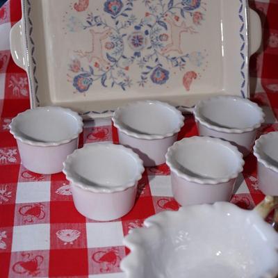 CERAMIC KITCHEN FOLK ART STYLE CASSEROLE DISH WITH 6 RAMEKINS
