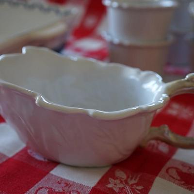 CERAMIC KITCHEN FOLK ART STYLE CASSEROLE DISH WITH 6 RAMEKINS