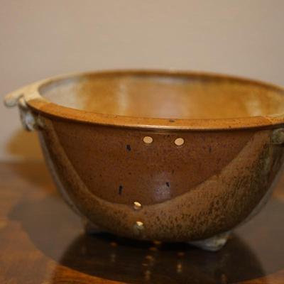 ARTIST CERAMIC BOWL/ PIE DISH/ STRAINER CERAMIC IN BROWN BLEND TONES -SIGNED