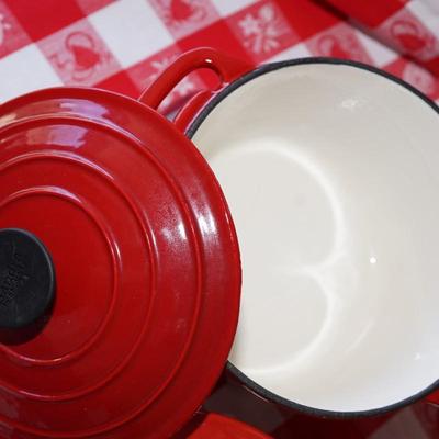 LE CREUSET  & SANDRA LEE RED 2 QT COVERED OVEN / CAST IRON COVERED ROUND DUTCH OVEN