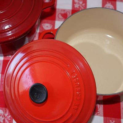 LE CREUSET  & SANDRA LEE RED 2 QT COVERED OVEN / CAST IRON COVERED ROUND DUTCH OVEN