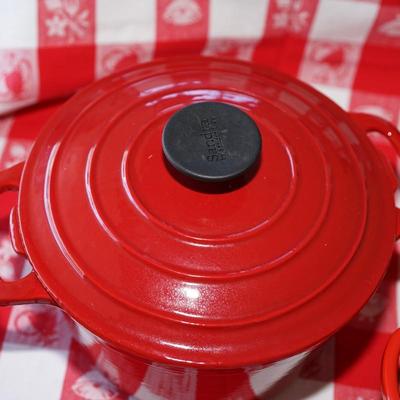 LE CREUSET  & SANDRA LEE RED 2 QT COVERED OVEN / CAST IRON COVERED ROUND DUTCH OVEN