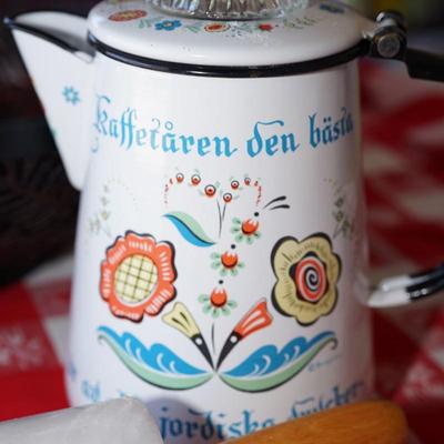 USEFUL DECORATIVE KITCHEN ITEMS TO INCLUDE A FERN METAL STAINER WITH FERN RELIEF /POPULAR