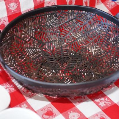 USEFUL DECORATIVE KITCHEN ITEMS TO INCLUDE A FERN METAL STAINER WITH FERN RELIEF /POPULAR