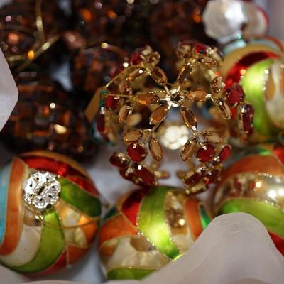 BOX GROUPING OF COLORFUL CONTEMPORARY STYLE ORNAMENTS OF GOOD QUALITY