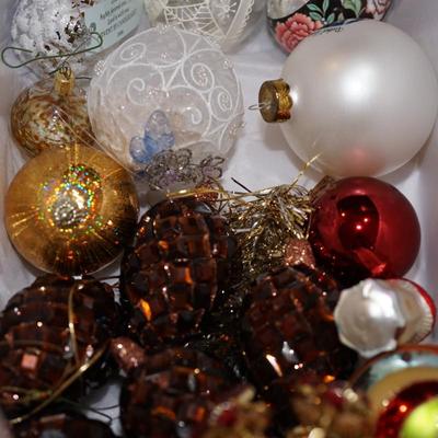 BOX GROUPING OF COLORFUL CONTEMPORARY STYLE ORNAMENTS OF GOOD QUALITY