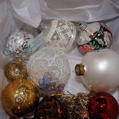 BOX GROUPING OF COLORFUL CONTEMPORARY STYLE ORNAMENTS OF GOOD QUALITY