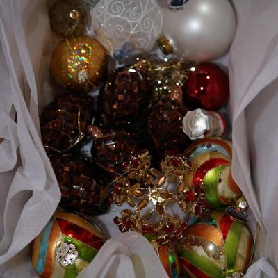 BOX GROUPING OF COLORFUL CONTEMPORARY STYLE ORNAMENTS OF GOOD QUALITY