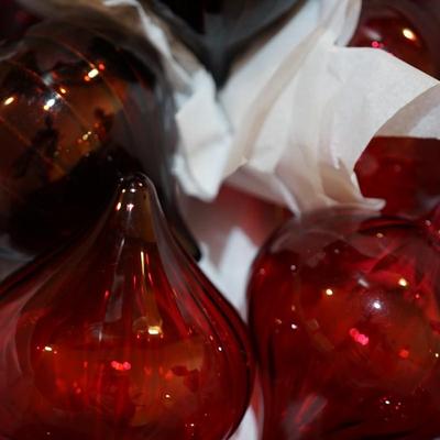 HOLIDAY BLOWN GLASS ORNAMENTS OF 4" IN PEAR FORM RED /DARK AMBER COLOR