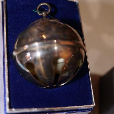 GROUPING OF COLLECTIBLE CRYSTAL ORNAMENTS TO INCLUDE