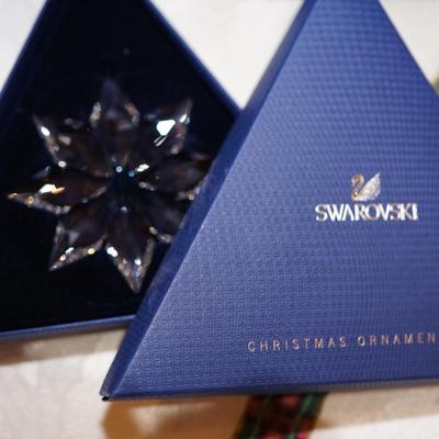 GROUPING OF COLLECTIBLE CRYSTAL ORNAMENTS TO INCLUDE