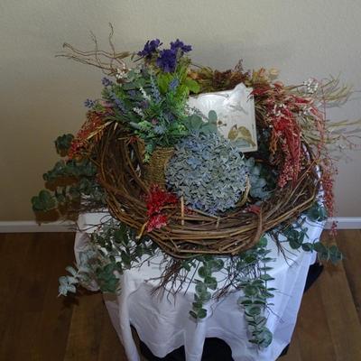 Lot of House DÃ©cor: x2 Wreaths, Placard and Fake Floral Arrangements