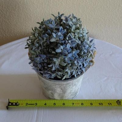Lot of House DÃ©cor: x2 Wreaths, Placard and Fake Floral Arrangements