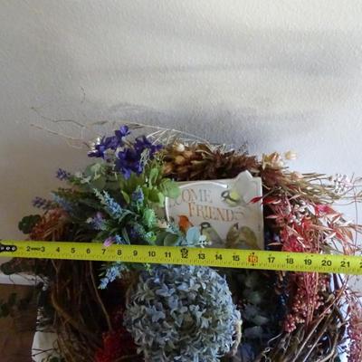 Lot of House DÃ©cor: x2 Wreaths, Placard and Fake Floral Arrangements