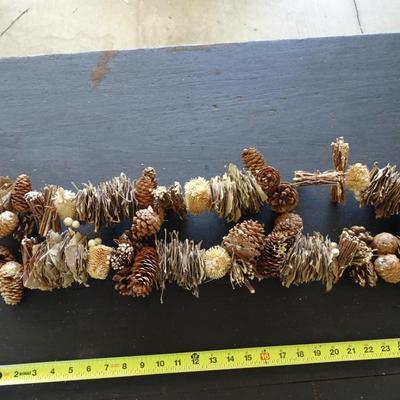 x2 Pinecone Christmas Trees, Pine Cone Garland and x1 Reed Christmas Tree