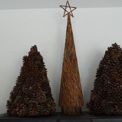 x2 Pinecone Christmas Trees, Pine Cone Garland and x1 Reed Christmas Tree