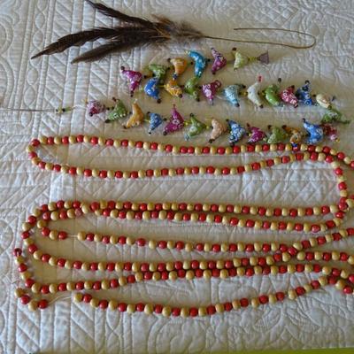 Lot of Home DÃ©cor: Garland of Wooden Beads, Feathers, Decorative Frame and Bird Garland