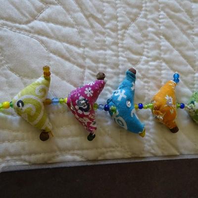 Lot of Home DÃ©cor: Garland of Wooden Beads, Feathers, Decorative Frame and Bird Garland
