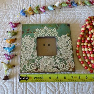 Lot of Home DÃ©cor: Garland of Wooden Beads, Feathers, Decorative Frame and Bird Garland
