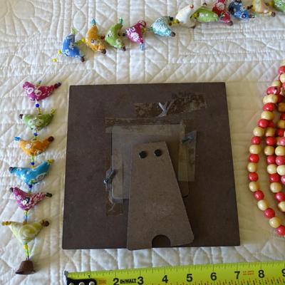 Lot of Home DÃ©cor: Garland of Wooden Beads, Feathers, Decorative Frame and Bird Garland