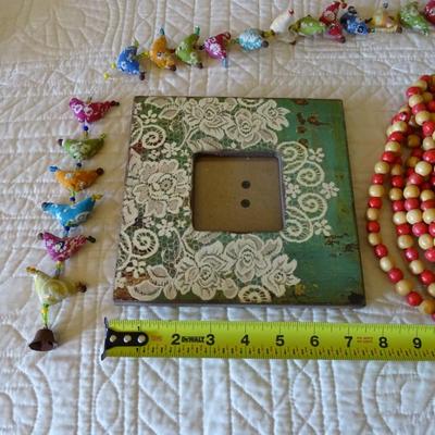 Lot of Home DÃ©cor: Garland of Wooden Beads, Feathers, Decorative Frame and Bird Garland