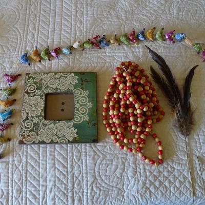 Lot of Home DÃ©cor: Garland of Wooden Beads, Feathers, Decorative Frame and Bird Garland