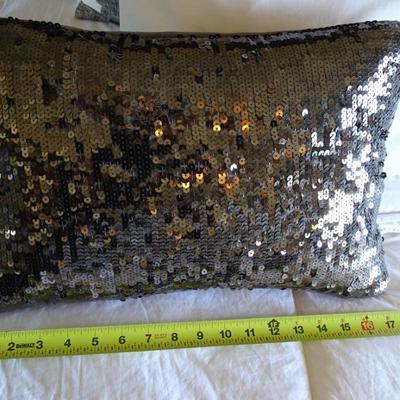 Queen Quilt, Blankets, and Pillows