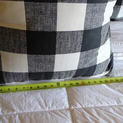 Queen Quilt, Blankets, and Pillows