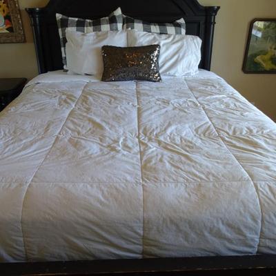 Queen Quilt, Blankets, and Pillows