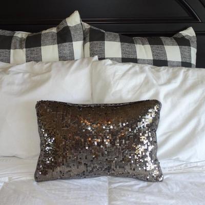 Queen Quilt, Blankets, and Pillows