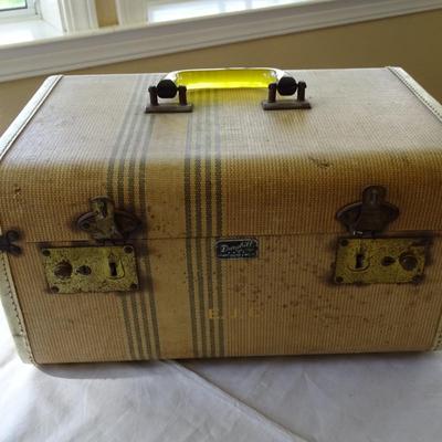 Collection of Decorative Antique Purses and Coin Purses, and Vintage Makeup Case