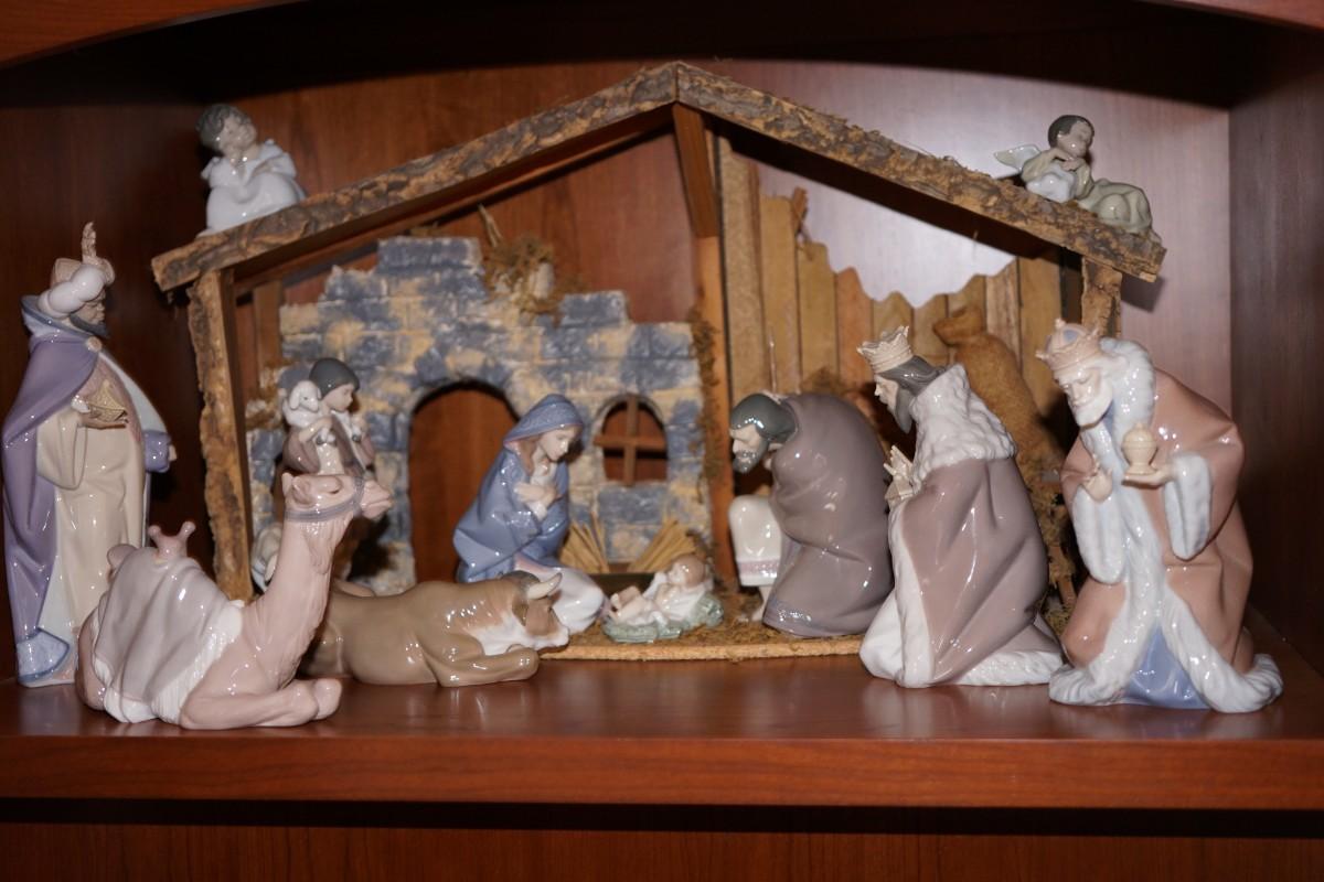 LLADRO NATIVITY SET ELEVEN LARGER SIZE FIGURINES WITH CRECHE