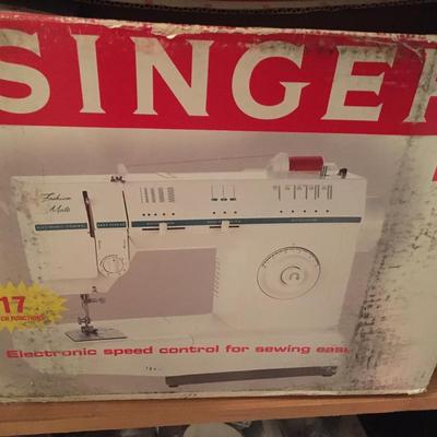 Singer FM 17 tabletop sewing machine.