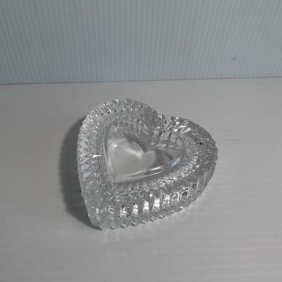LIDDED GLASS HEART BOX