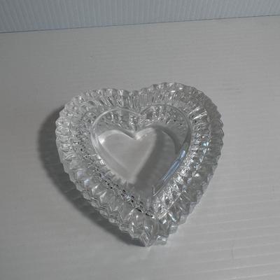 LIDDED GLASS HEART BOX