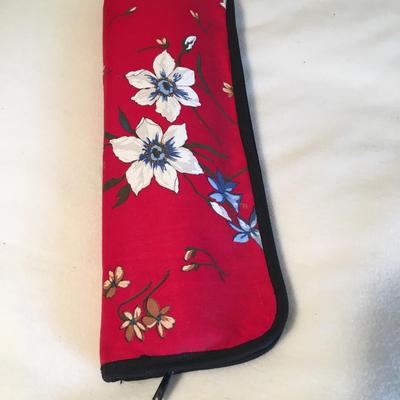 Zippered case of knitting needles