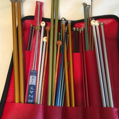 Zippered case of knitting needles