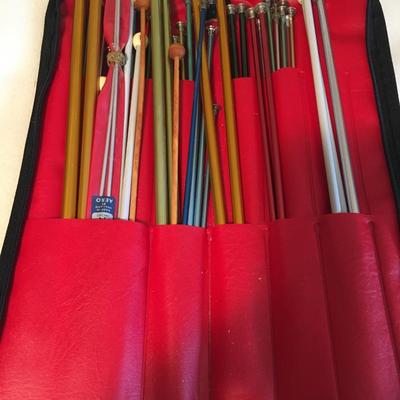 Zippered case of knitting needles