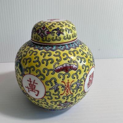 VINTAGE YELLOW CHINESE PORCELAIN GINGER JAR